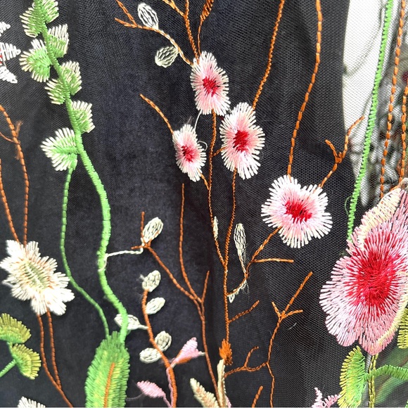 Kimono, botanical embroidery, beautiful detail. One size, new with tag. - Picture 8 of 12